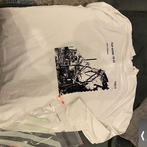 Men’s off—white long sleeve tee. Size L.